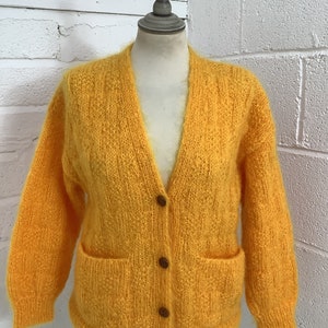 cardigan tricoté main vintage des années 1970 en mohair duveteux pull boutonné avec poches V3 image 4