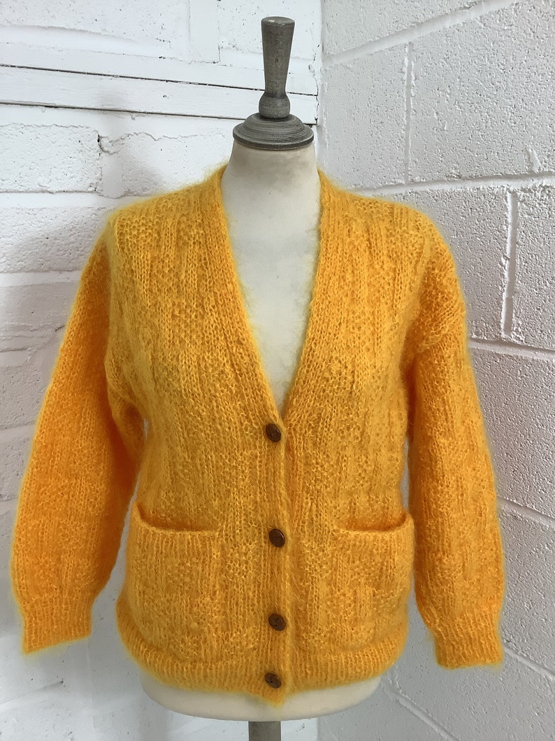 cardigan tricoté main vintage des années 1970 en mohair duveteux pull boutonné avec poches V3 image 4