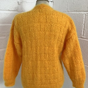 cardigan tricoté main vintage des années 1970 en mohair duveteux pull boutonné avec poches V3 image 6