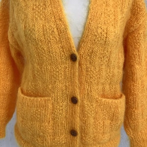cardigan tricoté main vintage des années 1970 en mohair duveteux pull boutonné avec poches V3 image 8