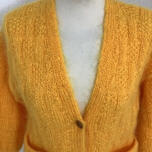 cardigan tricoté main vintage des années 1970 en mohair duveteux pull boutonné avec poches V3 image 7