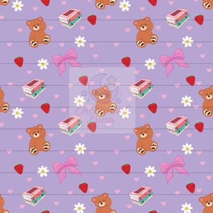 Puede incluir: Patrón repetitivo sobre un fondo lavanda con osos de peluche marrones, lazos rosas, fresas rojas, pilas de libros, margaritas blancas y corazones rosas. El diseño es caprichoso e infantil.