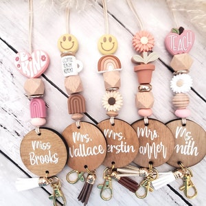 Cordón para maestros, cordón con cuentas de margarita arcoíris con nombre, cordón boho "Sé amable" para maestros y enfermeras, "Café, enseñar, repetir"