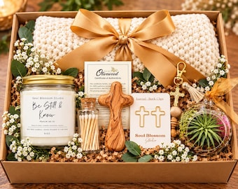 Puede incluir: Una caja de regalo que contiene una vela de soja de 255g con la etiqueta Be Still & Know, un frasco de cerillas, una cruz de madera, un certificado de autenticidad, dos clips de libro en forma de cruz, un llavero de cruz y una planta.