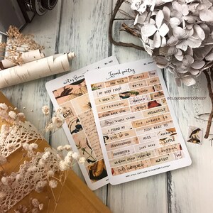 Puede incluir: Un conjunto de pegatinas de estilo vintage con una variedad de citas e ilustraciones. Las pegatinas est&aacute;n impresas en papel blanco con un fondo marr&oacute;n. Las citas incluyen "And then", "My very first", "I knew it", "Afternoon", "Turn back time", "They 'sight think", "I found my", "Give up on", "Superheroes", "Sunshine", "Wisdom", "This happened", "Family", "We're", "When", "What", "Absolutely", "The answer is", "Just want to", "Miss", "Little", "Awesome", "Alright".