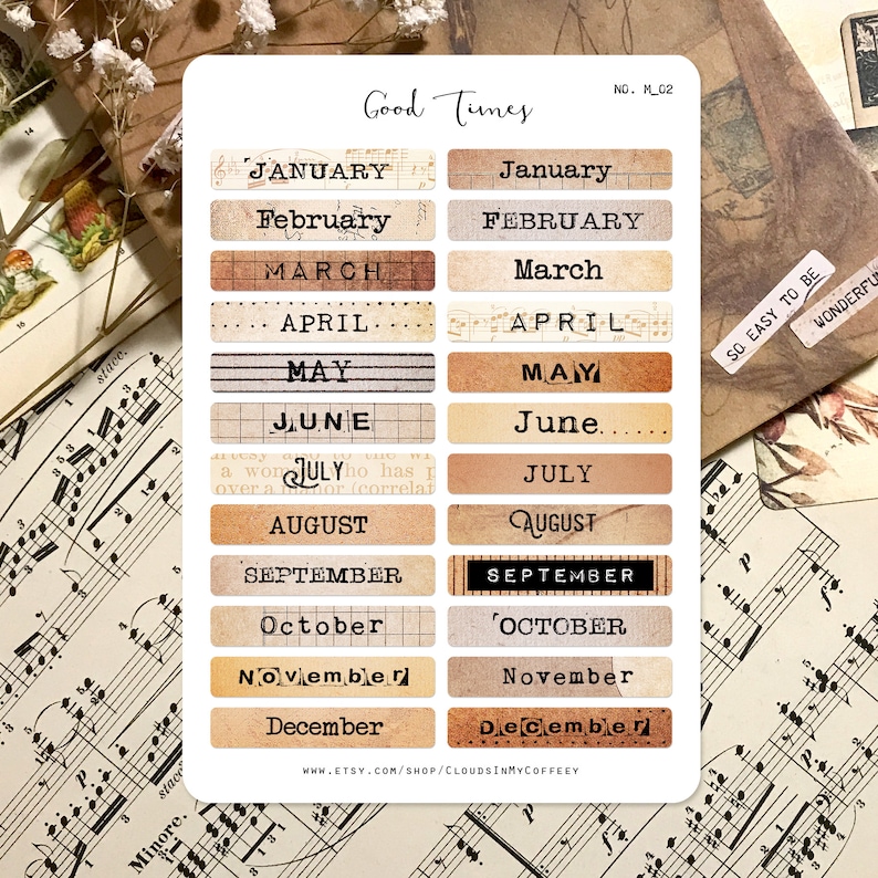 Puede incluir: Un conjunto de 12 pegatinas de calendario mensual de estilo vintage con un esquema de color marr&oacute;n y beige. Las pegatinas presentan los meses del a&ntilde;o en una fuente de m&aacute;quina de escribir. El texto "Good Times" y "No. M_02" est&aacute; impreso en la parte superior de la hoja. Las pegatinas est&aacute;n dise&ntilde;adas para ser utilizadas en planificadores, diarios y otras manualidades de papel.