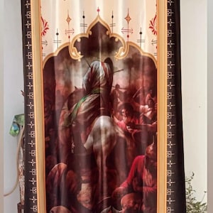 Puede incluir: Una cortina beige con una ilustraci&oacute;n detallada que representa una escena hist&oacute;rica. La cortina presenta una caligraf&iacute;a &aacute;rabe ornamentada y el texto "Type 1" en un cuadro blanco. Los bordes est&aacute;n bordeados con un patr&oacute;n negro y dorado.