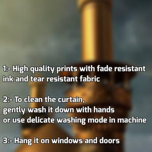 Puede incluir: La imagen presenta el texto "YA HUSSAIN (A.S)" en rojo, sobre una estructura dorada borrosa. El texto debajo detalla las instrucciones de cuidado de una cortina: impresiones de alta calidad, lavar a mano o a m&aacute;quina en delicado, y colgar en ventanas o puertas.