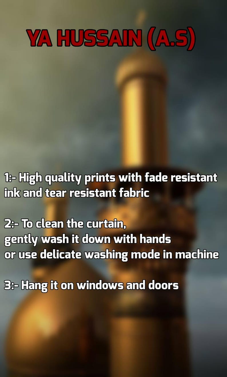 Puede incluir: La imagen presenta el texto "YA HUSSAIN (A.S)" en rojo, sobre una estructura dorada borrosa. El texto debajo detalla las instrucciones de cuidado de una cortina: impresiones de alta calidad, lavar a mano o a m&aacute;quina en delicado, y colgar en ventanas o puertas.