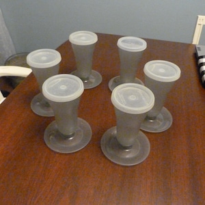 Ensemble de 6 tasses à dessert Tupperware avec plateaux et couvercles, Ensemble de 6 tasses à parfait Tupperware, Tupperware 7754