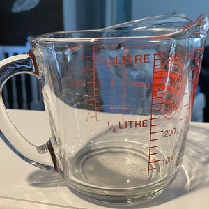Taza medidora vintage Anchor Hocking / Fire King n.° 498 de 2 tazas / Taza medidora con asa en "D" cerrada y estampado rojo n.° 7310