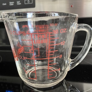 Taza medidora vintage Anchor Hocking / Fire King n.° 498, de 2 tazas con asa cerrada / Taza medidora con asa en "D" cerrada y estampado rojo n.° 7767