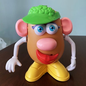 Mr. Potato Head, Mrs. Potato Head with 14 pieces 7781 image 1