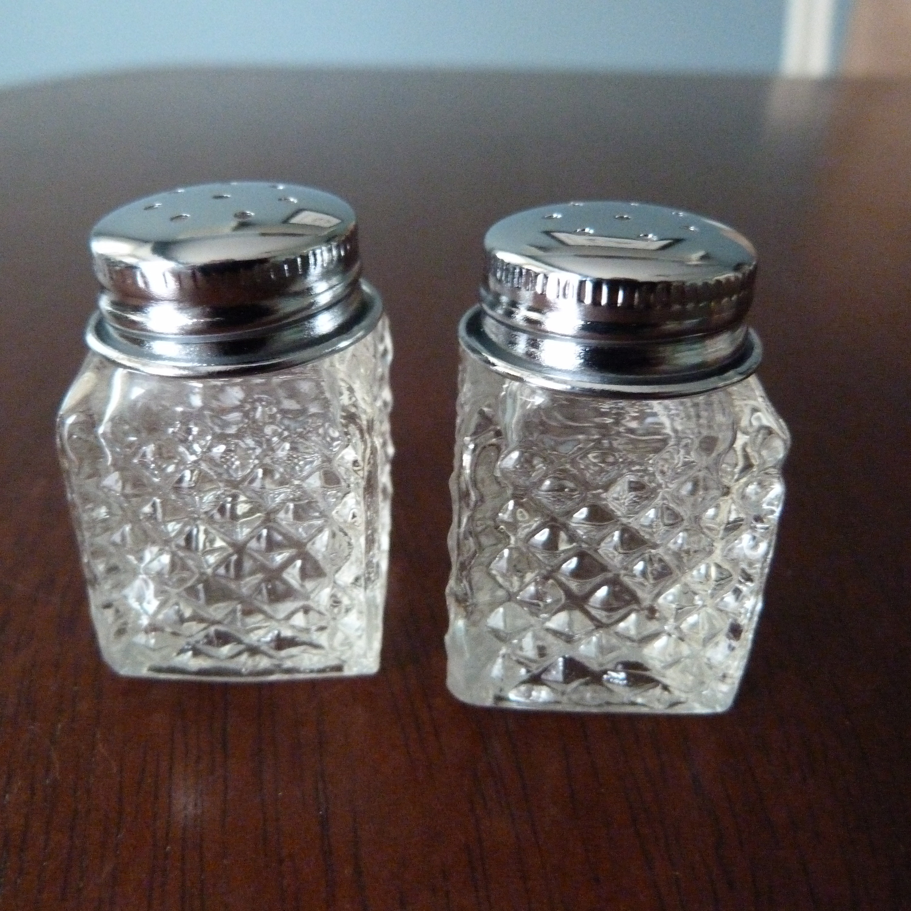 Vintage Diamond Cut Glass Small Salt and Pepper Shaker Set 1 1/2 Tall Mid  Century Tableware Silver Lids -  Denmark