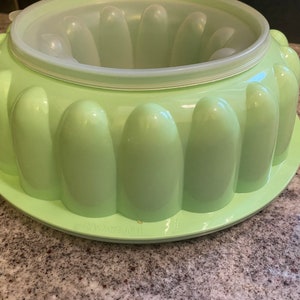 Tupperware Jel-Ring® Jello / Gelatin Ring Mold 1202  Jadeite Green #8609