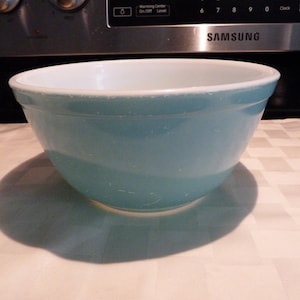 Vintage Pyrex Turquoise Mixing Bowl, Pyrex 403 Turquoise Mixing Bowl, Pyrex Milk Glass Mixing Bowl   #4292