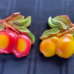 Two Chalkware Fruits - Vintage jaren 1950 Miller Studios Chalkware Appels and Pears, Chalkware Apple & Chalkware Pear - Verkocht als SET #8636