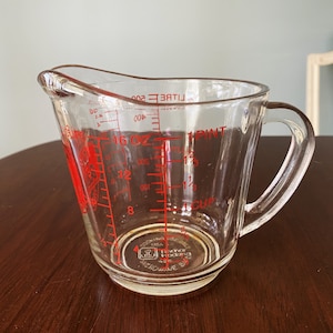 Taza medidora vintage Anchor Hocking n.° 498, asa cerrada, 2 tazas / Taza medidora con asa en "D" cerrada y estampado rojo n.° 7785