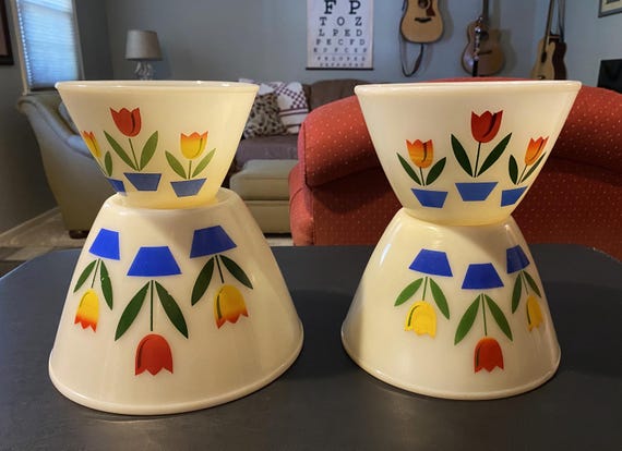 Fire King チューリップデザイン 4個セット Rare Set - Fire King Tulips on Ivory Pattern Kitchenware - Set of