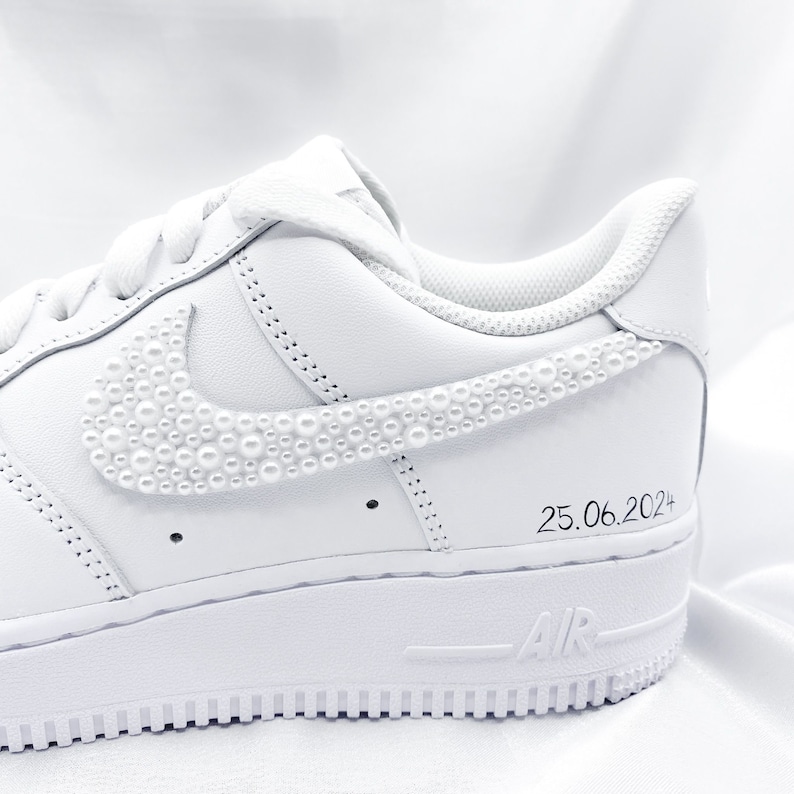 Custom Nike Air Force 1 Brautsneaker Perlen Bild 3