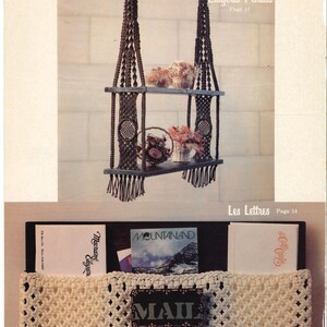 Puede incluir: Un macramé de pared con dos estantes. Los estantes son de madera y están decorados con flores secas. El macramé está hecho de cordón marrón y tiene flecos en la parte inferior. El macramé de pared se titula "Etagères Pendus" y el número de página es 41.