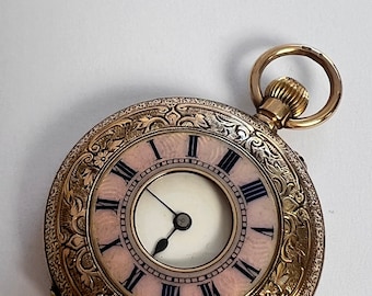 Relógio de bolso feminino antigo, estilo vitoriano, em ouro maciço 14k, modelo Half Hunter. c. 1900. Com marca de contraste 14k. Ref. nº 862.