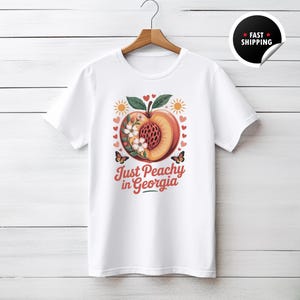 Just Peachy in Georgia Graphic Tee, Peach and Floral Design T-Shirt, Cute Georgia Peach Shirt, Summer Tee, Fun Georgia Tee, USA Travel Gift