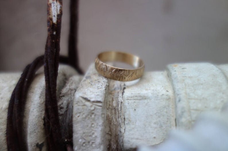 Unique women/'s wedding band