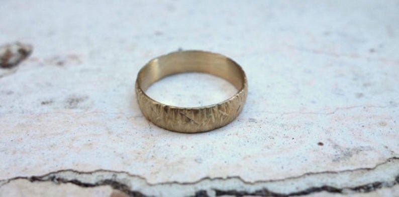 Unique women/'s wedding band