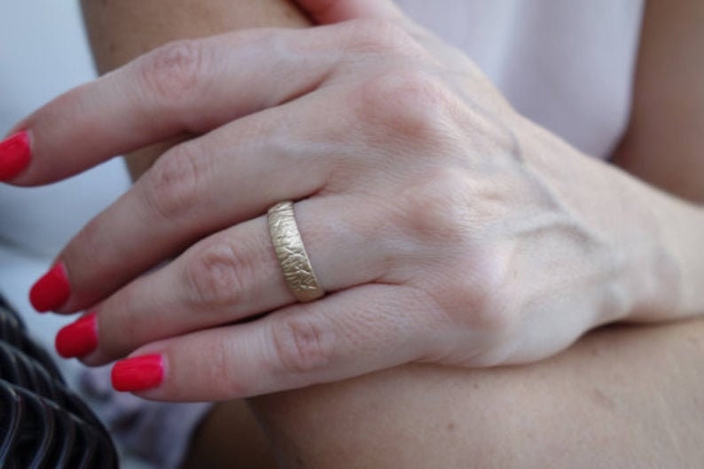 Unique women/'s wedding band