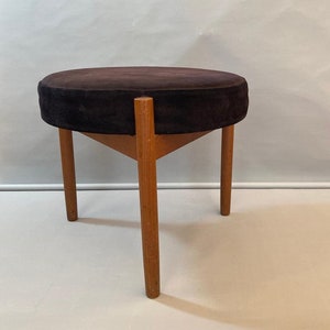 Kruk Spottrup teak en zwart leer - Made in Denmark Teak driepoot kruk Hugo Frandsen