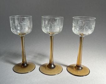3 copas de licor antiguas de estilo Art Nouveau, circa 1900, talladas en forma de estrella, tallo verde oliva, cáliz transparente, 12 cm.