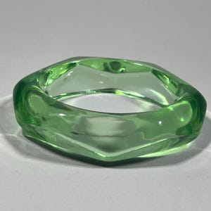 Vintage geometrischer Lucite Acryl-Armrings-Bangle – phosphoreszierend Oktagonal, Transparent leuchtend Grün – 1960er/70er Retro Mod Stil