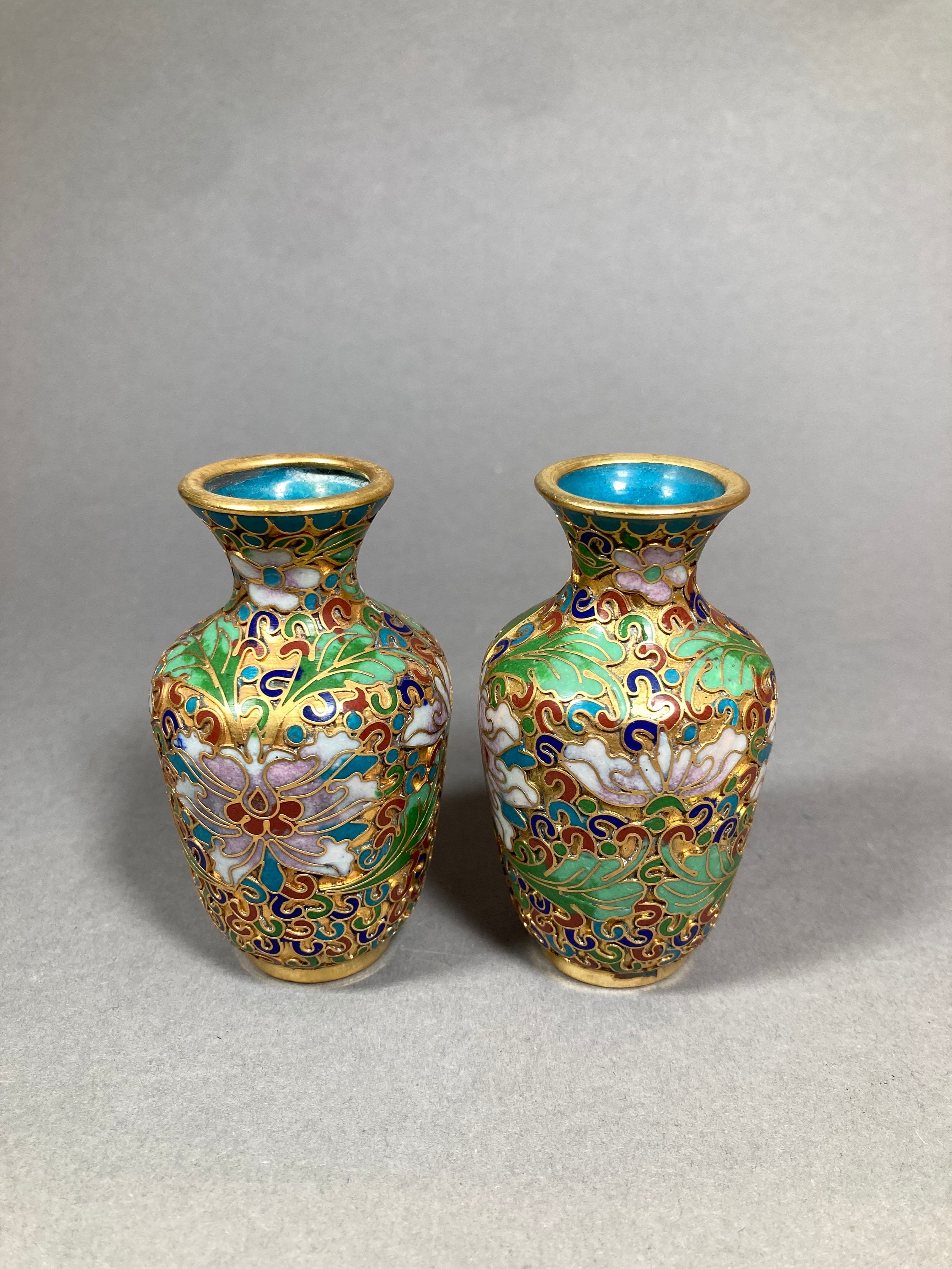 エナメルの花が描かれた小さなビンテージ ミニチュア七宝花瓶のペア