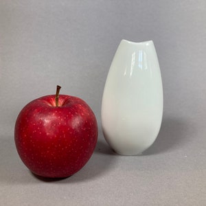 Small white 50s vase Thomas Rosenthal Germany organic design