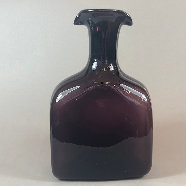 60er-Jahre Glasvase in Flaschenform skandinavisches Design mundgeblasen lila