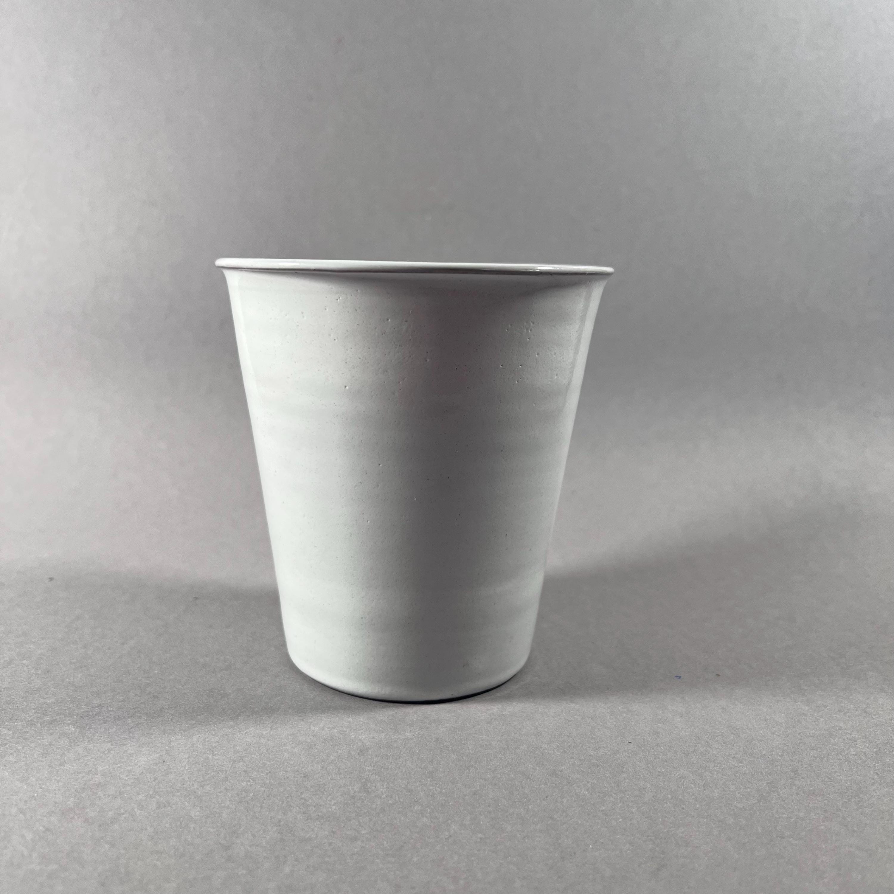 陶器の花瓶、美術陶器、流釉、白、カップ型、刻印、署名入り、20世紀