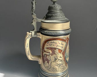 Jarra de cerveza antigua con tapa de peltre – “Old Heidelberg” – Representación de Gambrinus – Alemania, período Gründerzeit alrededor de 1880 – cerámica