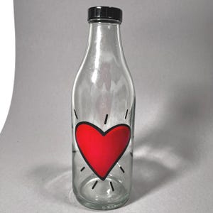 Corazón de botella de leche Corazón de Keith Haring Arte pop posmoderno de los 80 y 90 Botella de agua Mensaje en una botella Compromiso Día de San Valentín