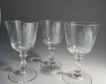 3 copas de vino antiguas de cristal, circa 1900, sopladas a mano, de cristal fino y delgado, 13 cm.