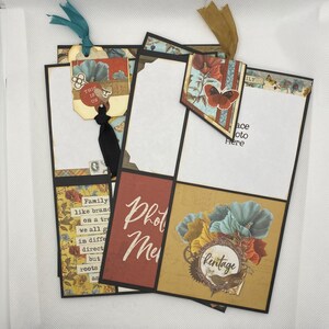 Op de afbeelding: Een scrapbook-lay-out met een rood, geel en blauw bloemenmotief. De lay-out bevat een fotoplek, een titelkaart met de tekst "Photo Memories" en verschillende decoratieve elementen, waaronder een label met de tekst "This is Us", een label met de tekst "Family like branches on a tree, we all grow in different directions but have the same roots as one" en een label met de tekst "Heritage".