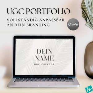 Könnte beinhalten: Ein Laptop-Bildschirm zeigt eine Website mit weißem Hintergrund und einem Palmenblatt-Design. Der Text "DEIN NAME UGC CREATOR" wird in schwarzer Schrift auf dem Bildschirm angezeigt. Der Text "DAS BIN ICH ANGERBOT KON" wird in kleinerer schwarzer Schrift oben auf dem Bildschirm angezeigt. Der Laptop steht auf einer weißen Oberfläche.