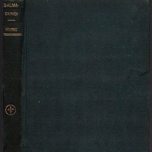 以下が含まれることがあります： 背表紙に金色の文字が書かれた濃い緑色の本。タイトルは「サルマ・グンディ」で、著者は「アービング」。本の表紙には金色のフルール・ド・リスのシンボルが描かれている。
