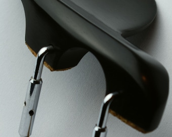 Elegante barbada de violín Guarneri en ébano de Figaro Importers