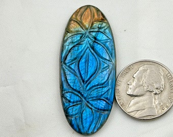 Pietra preziosa cabochon labradorite intagliata, forma ovale, pietra labradorite blu, figura labradorite