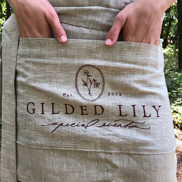 Personalisierte Leinen-Halbschürze mit Tasche für Frauen als Geschenk, grüne Pinafore-Schürze mit individueller Stickerei, Halbschürze aus natürlichem Leinen in Übergröße