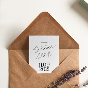 Tarjeta moderna y minimalista para guardar la fecha de la boda con letras escritas a mano