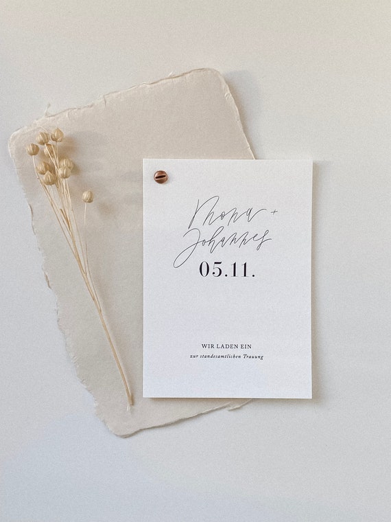 Moderne Hochzeitseinladung mit handgeschriebener Kalligrafie auf Büttenpapier aus 100% Baumwolle