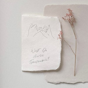 Trauzeugin Karte mit Frage "Wirst Du meine Trauzeugin?" – Kalligrafie und Pinky Promise Illustration auf handgeschöpftem Papier