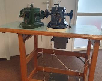 Máquina de coser de pieles de mesa de trabajo vintage con motor y pedales